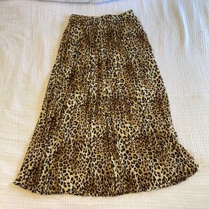 Mid-length cheetah skirt, with black underskirt. Flowy and perfect for Fall!